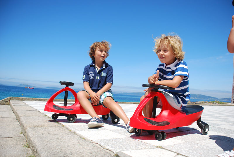 Didicar es el correpasillos perfecto para disfrutar del buen tiempo al aire libre y si hace mal tiempo puedes andar por el interior. Es muy silencioso y no deja marchas en el suelo.